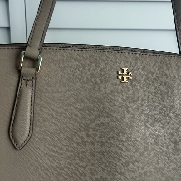 Tory Burch | Emerson large zip top tote in French gray - Picture 6 of 16
